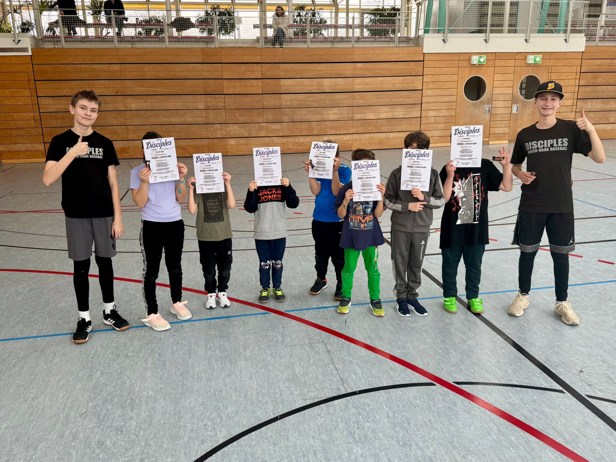 English Camp 2026 - happy kids Unsere Baseball-Coaches und ihre Schützlinge nach dem erfolgreichen English-Baseball-Camp.