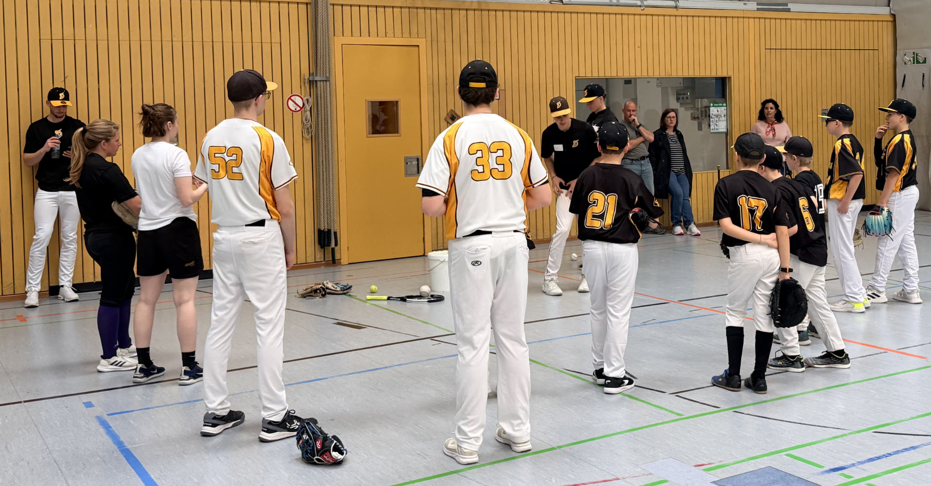 Das DBL-Team leitet das Baseball Training der Disciples