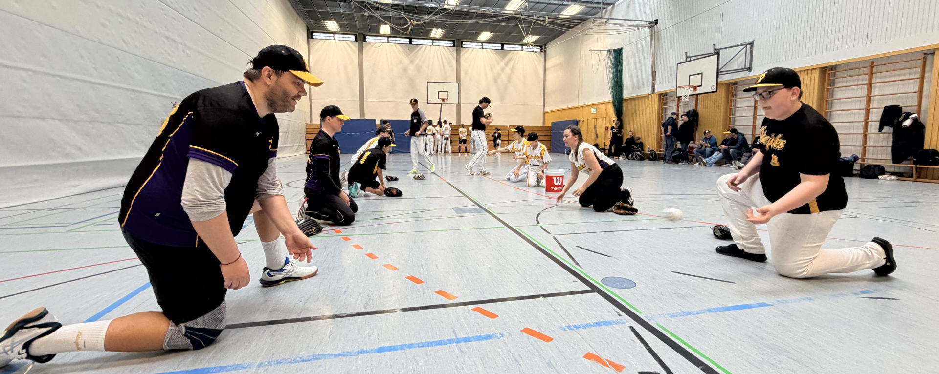 Spieler aller Teams und Altersklassen beim gemeinsamen Baseball-Training