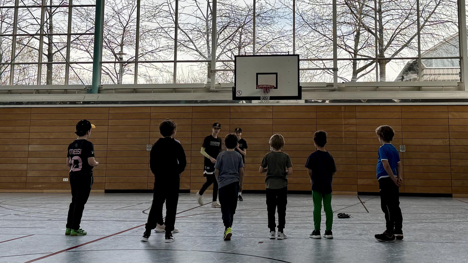 English Camp Halle Kinder lernen Baseball in einer Turnhalle in Haar bei München