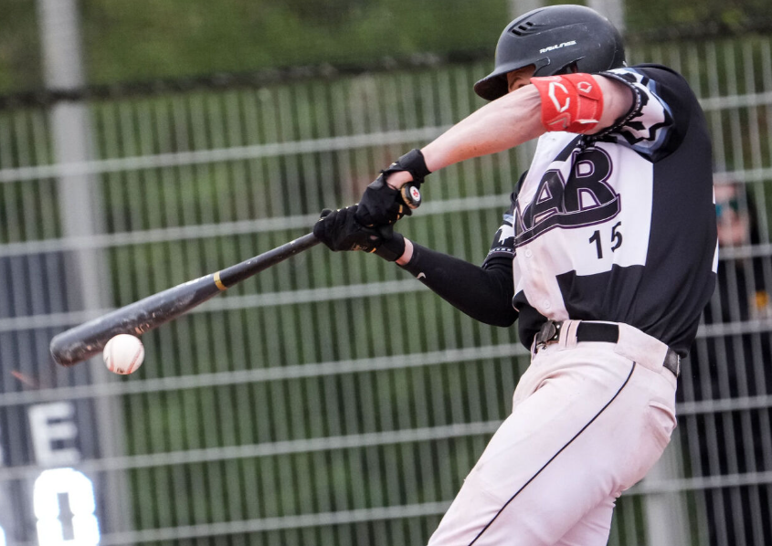 Hubert Zgórzyński mit einem Solo-Homerun gegen Gauting erfolgreich.