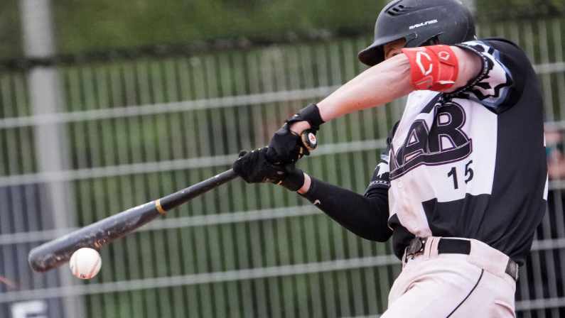 Hubert Zgórzyński mit einem Solo-Homerun gegen Gauting erfolgreich.