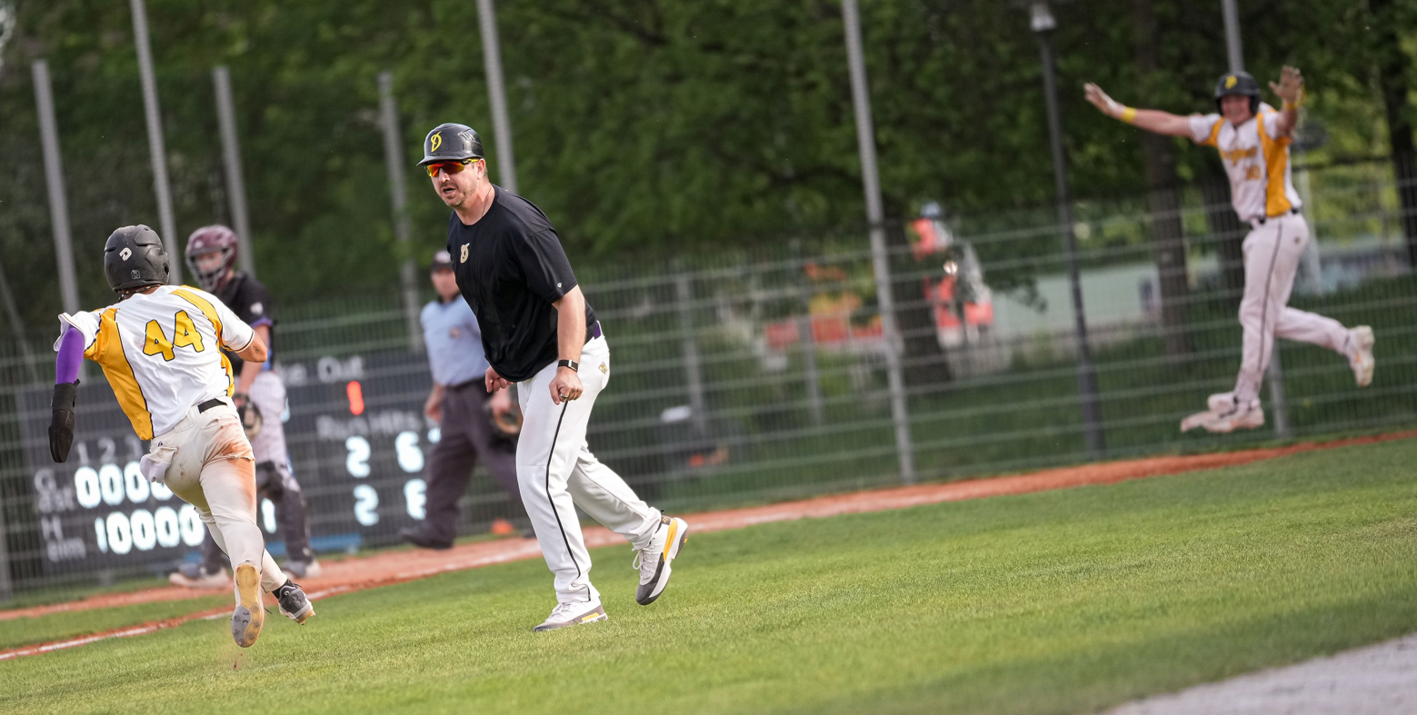 Riestra auf dem Weg zum winning run für die Disciples gegen Regensburg.