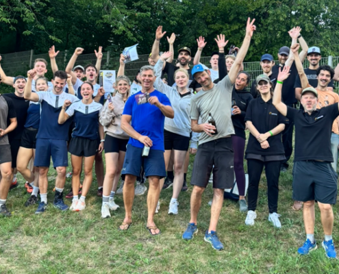 Die Teilnehmer des Firmencups 2026 freuen sich und haben Spaß.