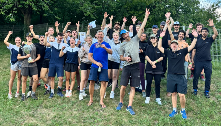Die Teilnehmer des Firmencups 2026 freuen sich und haben Spaß.